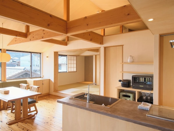 Fridge, microwave, stovetop, cookware/dishes/utensils