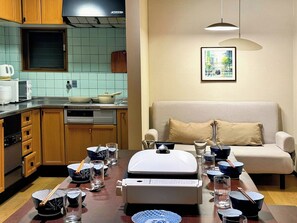 Fridge, microwave, cookware/dishes/utensils - SEIUHOSHIKAWA - Aoba and Hoshikawa / Osaka Konohana-ku Ōsaka (Osaka Konohana-ku)