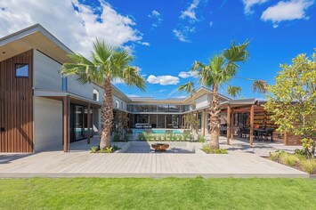 SEA-LIFE TSURIGASAKI is fully equipped with colorful plants and luxurious facilities. The design is by GEN INOUE, and the construction company is Architectural Group Kaizoku.
