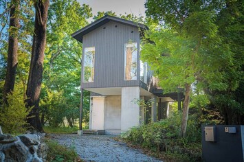 リスも現れる自然に囲まれた一軒家