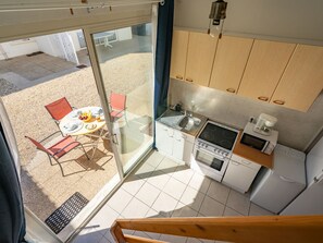 Kühlschrank, Mikrowelle, Ofen, Kochgeschirr/Geschirr/Besteck