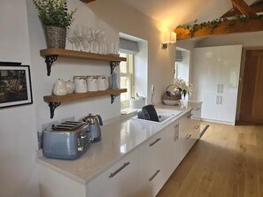 House | Private kitchen | Fridge, microwave, oven, stovetop - Stable View Barn - log Burner & dog Friendly (Doncaster)