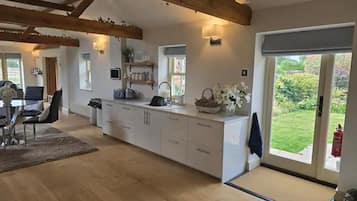 House | Private kitchen | Fridge, microwave, oven, stovetop