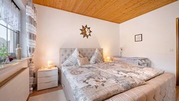 2 slaapkamers, een strijkplank/strijkijzer, gratis wifi, beddengoed