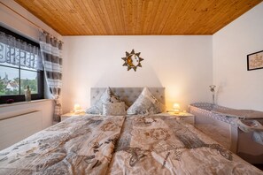 2 bedrooms, iron/ironing board, free WiFi, bed sheets
