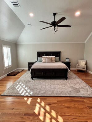 4 عدّة غرف نوم ومكواة/لوح كي وواي فاي مجانًا وملاءات أسرّة