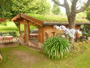 Outdoor dining - Apartment 'Wasigenstein' with Mountain View, Private Terrace and Wi-Fi (Fischbach bei Dahn)