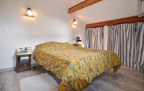 1 bedroom, free WiFi, bed sheets - Gorgeous home in Arles with WiFi (Arles)