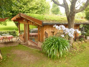 Outdoor dining - Apartment 'Wegelnburg' with Mountain View, Shared Garden and Wi-Fi (Fischbach bei Dahn)