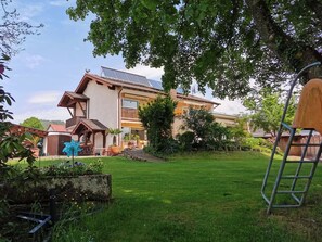 Children’s area - Apartment 'Wegelnburg' with Mountain View, Shared Garden and Wi-Fi (Fischbach bei Dahn)