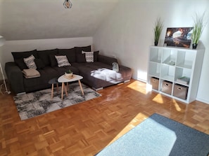 Televisio, pöytätennispöytä, stereot