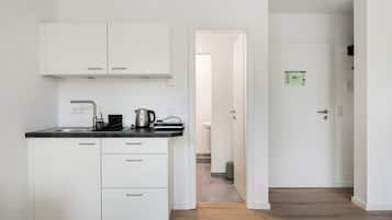 Jääkaappi, liesi, kahvin-/teenkeitin, vedenkeitin