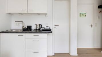 Kühlschrank, Herdplatte, Wasserkocher mit Kaffee-/Teezubehör