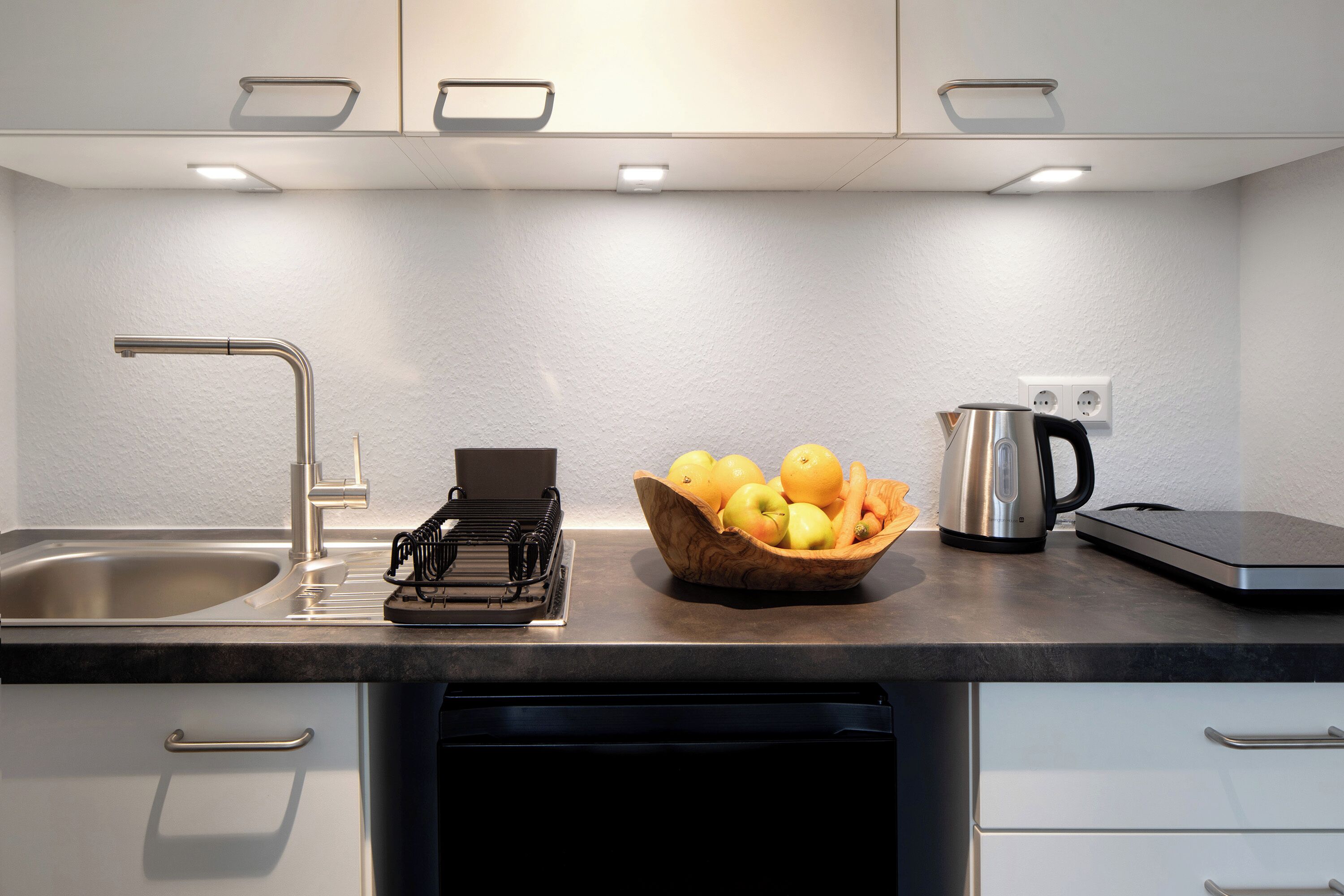 Kühlschrank, Herdplatte, Wasserkocher mit Kaffee-/Teezubehör