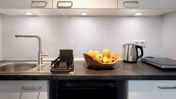 Kühlschrank, Herdplatte, Wasserkocher mit Kaffee-/Teezubehör