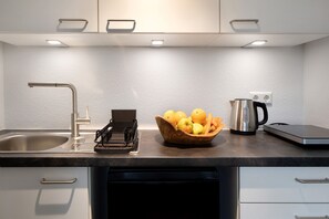 Kylskåp, spishäll, kaffe- och tebryggare och vattenkokare