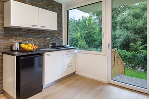 Geladeira, cooktop, cafeteira/chaleira, chaleira elétrica