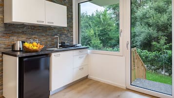 Kühlschrank, Herdplatte, Wasserkocher mit Kaffee-/Teezubehör