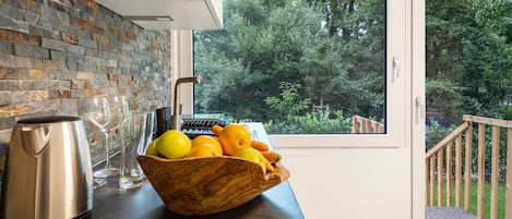 Refrigerador, parrilla de estufa, cafetera y tetera y tetera eléctrica