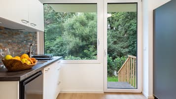 Fridge, stovetop, coffee/tea maker, electric kettle