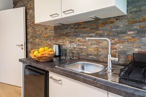 Refrigerador, parrilla de estufa, cafetera y tetera y tetera eléctrica