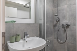 Dusche, Haartrockner, Handtücher