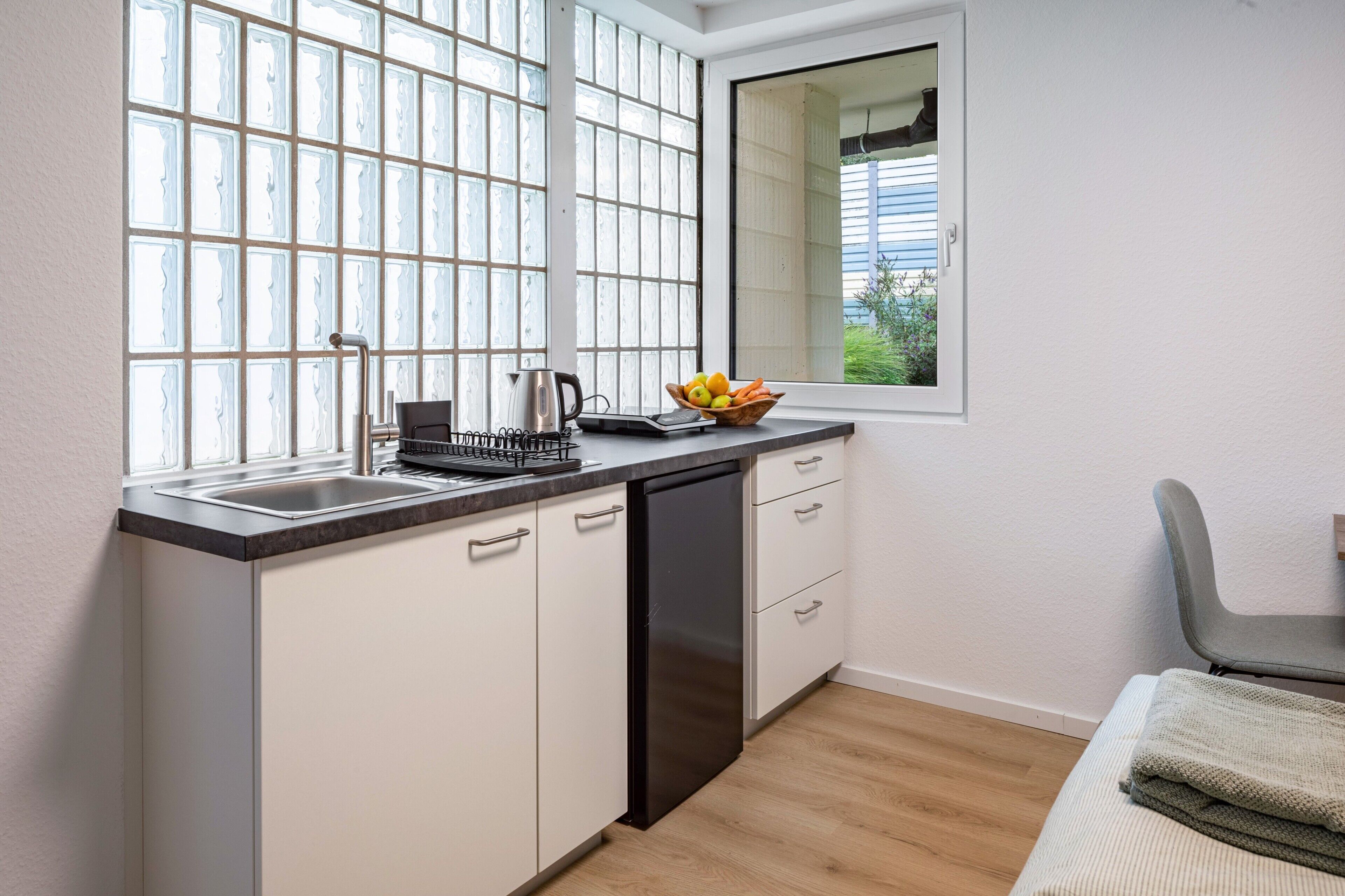 Een koelkast, een kookplaat, een koffiezetapparaat/waterkoker