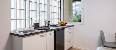 Fridge, stovetop, coffee/tea maker, electric kettle