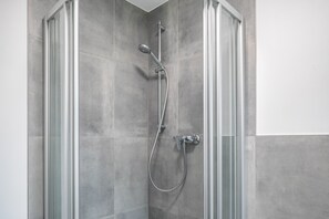 Een douche, een haardroger, handdoeken