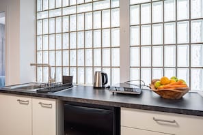 Fridge, stovetop, coffee/tea maker, electric kettle