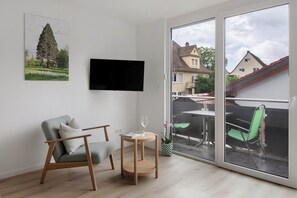 TV, fireplace - Apartment 'Blauen' with balcony and Wi-Fi (Bad Krozingen)