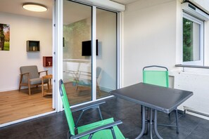 Outdoor dining - Studio Apartment 'Belchen' with balcony and Wi-Fi (Bad Krozingen)