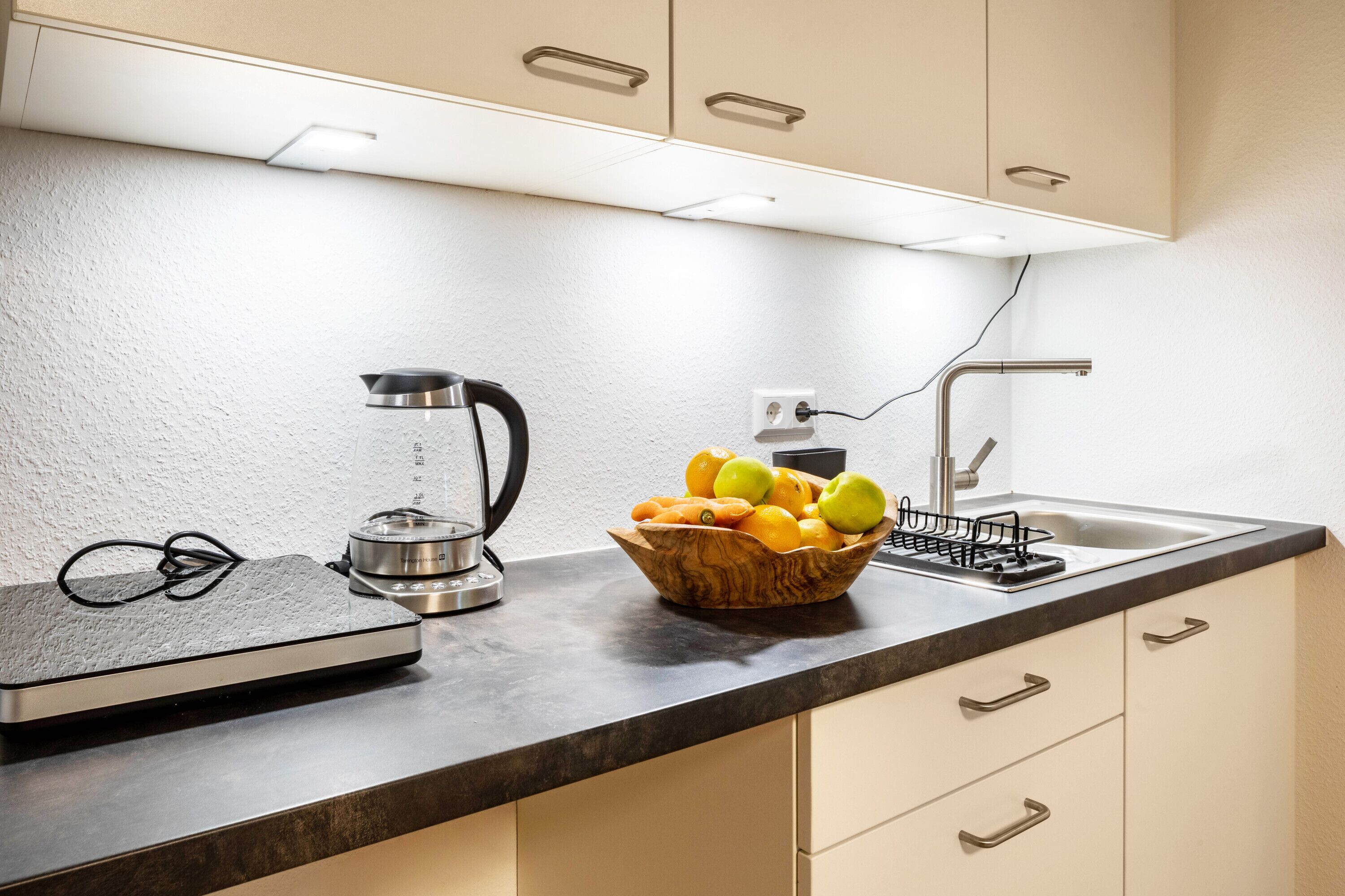 Kühlschrank, Herdplatte, Wasserkocher mit Kaffee-/Teezubehör