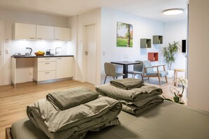 1 bedroom, free WiFi, bed sheets - Studio Apartment 'Belchen' with balcony and Wi-Fi (Bad Krozingen)