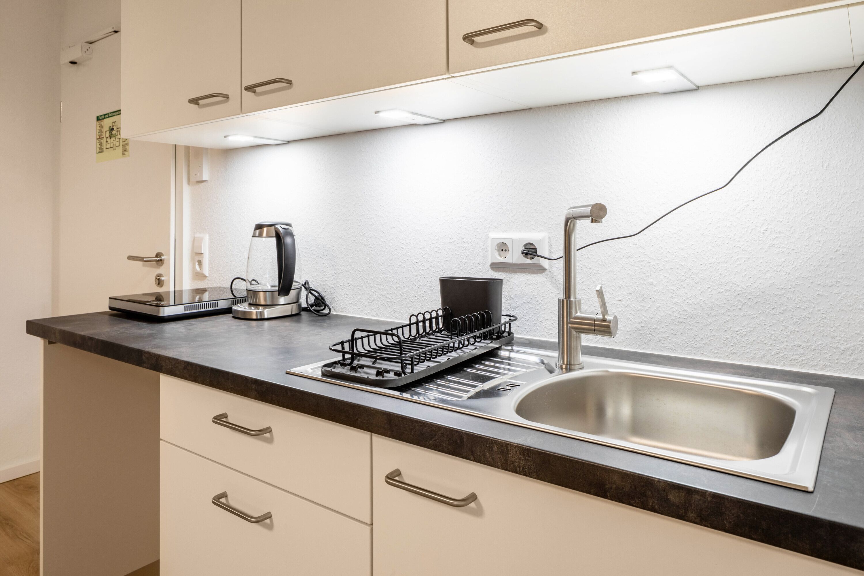 Kühlschrank, Herdplatte, Wasserkocher mit Kaffee-/Teezubehör