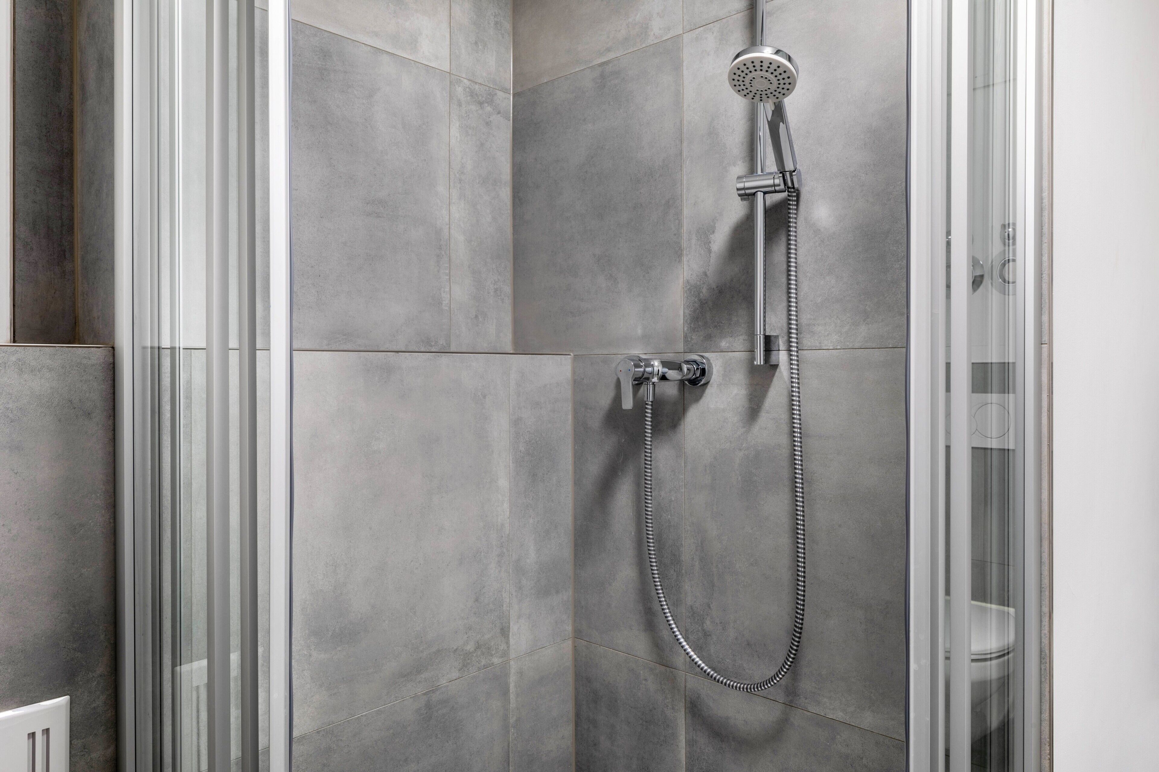 Een douche, een haardroger, handdoeken