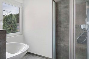 Shower, hair dryer, towels - Holiday Apartment 'Schauinsland' with Balcony and Wi-Fi (Bad Krozingen)
