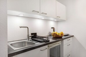 Fridge, stovetop, coffee/tea maker, electric kettle - Holiday Apartment 'Schauinsland' with Balcony and Wi-Fi (Bad Krozingen)