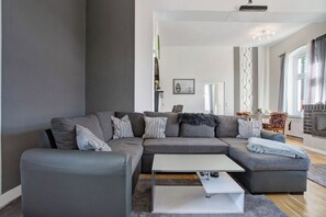 TV, fireplace, video games - Apartment 'Ferienwohnung Zum Alten Hotel' with Wi-Fi (Gramzow)