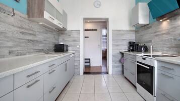 Een koelkast, een magnetron, een oven, een kookplaat