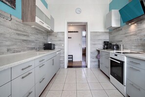 Frigorífic, microones, forn i placa de cuina 