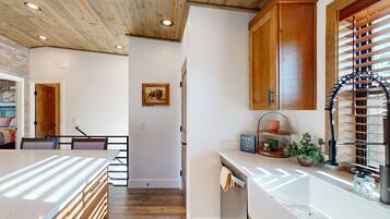 雪櫃、微波爐、焗爐、爐具