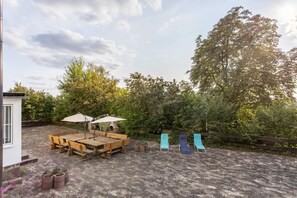 Outdoor dining - Apartment 'Haus Fürstenberg' with Private Garden and Wi-Fi (Fürstenberg)