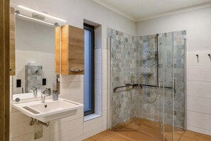 Dusche, Haartrockner, Handtücher