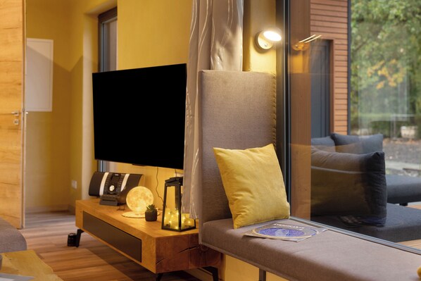 Una televisión, una mesa de tenis de mesa, un reproductor estéreo