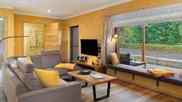 Fernseher, Tischtennisplatte, Stereoanlage