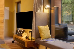 TV, tavolo da ping pong, impianto stereo