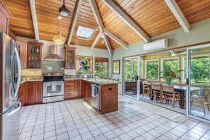 Fridge, microwave, oven, stovetop - Relaxation Bungalow with Hot tub, Sauna, Lush Garden, and Pristine Island Living (Princeville)