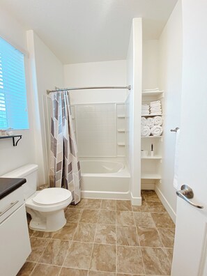 Sèche-cheveux, serviettes fournies, savon, papier toilette