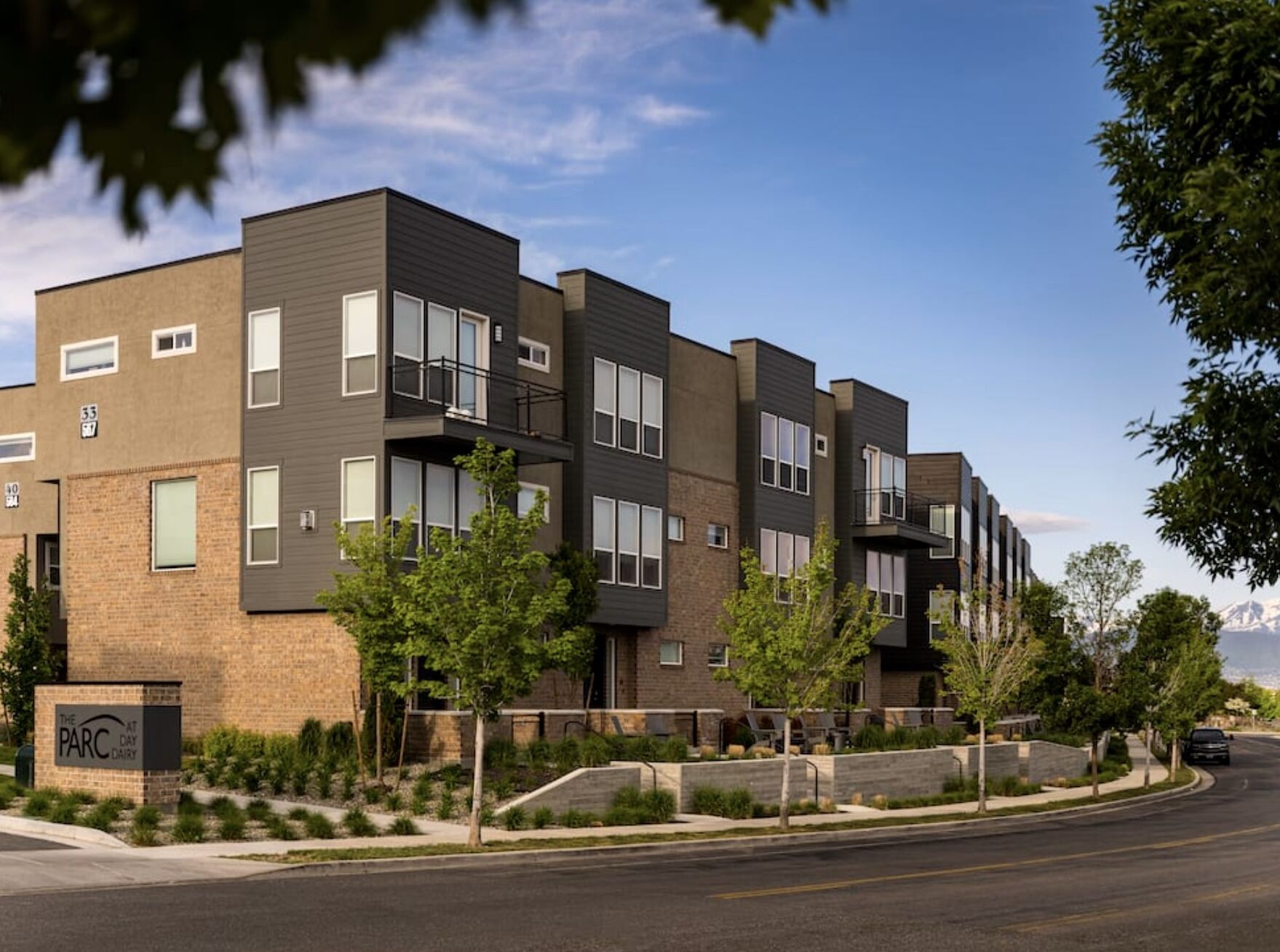 Un immeuble d’appartements à plusieurs étages, doté d’un design moderne, avec des balcons et de grandes fenêtres.